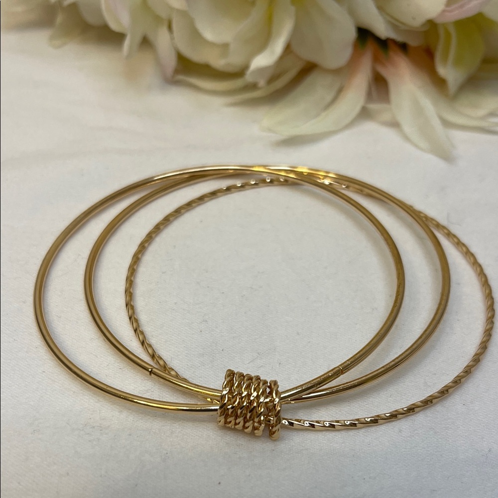 Bracelet Gold Tone Stackable Hoop Bangle Set - Women's Jewelry - Picture 3 of 4